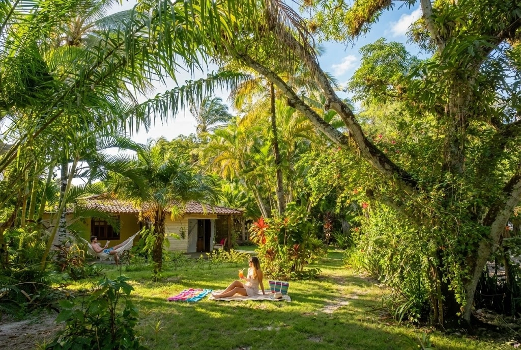 Jardim tropical e varandas da pousada em Caraíva